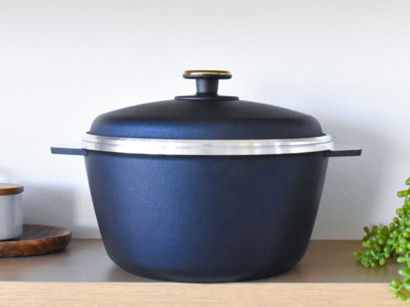 Color cast aluminum dutch oven